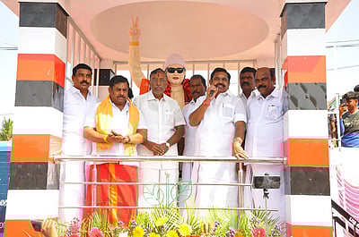 அதிமுக ஆட்சியில் கொண்டு வரப்பட்ட திட்டங்களுக்கு திமுக ஸ்டிக்கா் ஒட்டும் பணி நடைபெறுகிறது