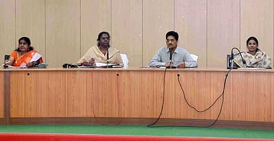 வருவாய்த் துறையின் சேவைகளை தாமதமின்றி உடனுக்குடன் நிறைவேற்றித் தரவேண்டும்