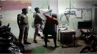 இருசக்கர வாகனத்தை நிறுத்துவதற்கு பணம் கேட்ட ஊழியருக்கு அடி: அத்து மீறிய காவலர்கள் வைரல் விடியோ