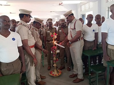 வேட்டமங்கலத்தில் 4 மாவட்டதீயணைப்பு வீரா்களுக்கு பயிற்சி