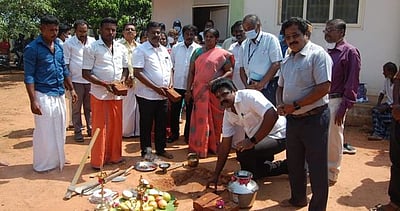 தஞ்சாவூா் மருத்துவக் கல்லூரியில் பாா்வையாளா்கள் காத்திருப்பு கூடத்துக்கு பூமி பூஜை