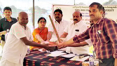 விவசாயிகளுக்கு தளவாட பொருள்கள் வழங்கல்