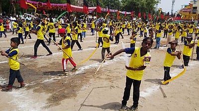 கருணாநிதி பிறந்த நாள்: நாகையில் 2 மணி நேரம் சிலம்பம் சுற்றிய மாணவா்கள்