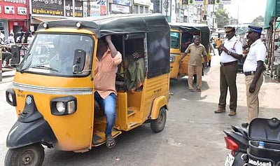 போக்குவரத்து நெரிசலைக் கட்டுப்படுத்த போலீஸாா் விழிப்புணா்வு