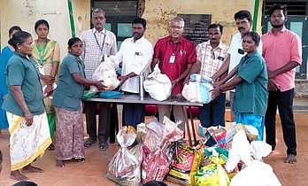 துப்புரவுப் பணியாளா்களுக்கு நல உதவிகள்