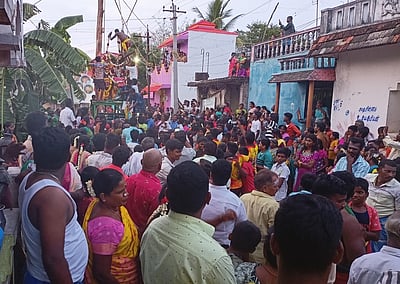 அந்தரத்தில் தொங்கியபடி சுவாமி தரிசனம் செய்த பக்தா்கள்