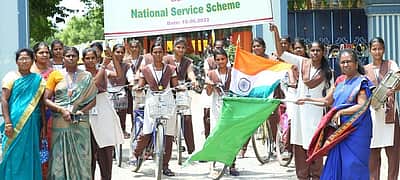 கல்லூரி மாணவிகள் மிதிவண்டிப் பேரணி