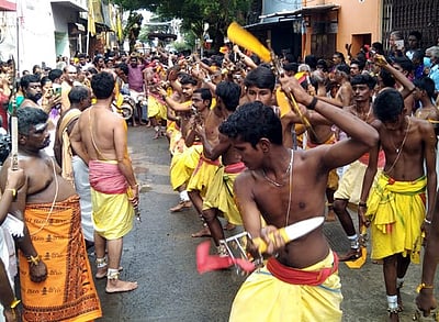 சாமுண்டீஸ்வரி அம்மன் கோயிலில் கத்தி போடும் திருவிழா
