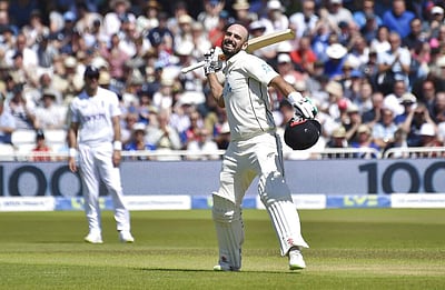 இங்கிலாந்துக்கு எதிரான 2-வது டெஸ்ட்: மீண்டும் சதமடித்தார் மிட்செல்