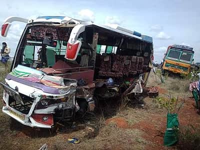 காரைக்குடி அருகே லாரி மீது வேன் மோதி விபத்து: 3 பெண்கள் பலி; 4 குழந்தைகள் உள்பட 25 பேர் படுகாயம்
