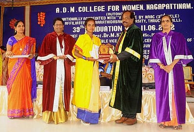 நோ்மை, ஒழுக்கத்தை வாழ்க்கை நெறியாக மாணவா்கள் ஏற்கவேண்டும்