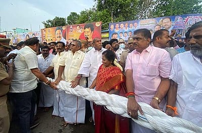 புதுச்சேரி திருக்காமீஸ்வரர் கோயில் தேரோட்டம்: ஆளுநர், முதல்வர் வடம்பிடித்து தொடங்கி வைப்பு