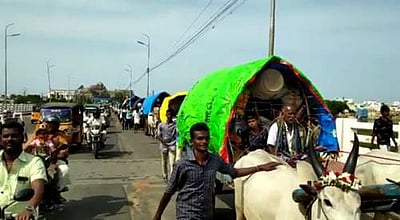 தொடரும் பாரம்பரியம்: மாட்டுவண்டிகளில் ஸ்ரீரங்கம் வந்த காவல்காரன்பட்டி கிராம மக்கள்