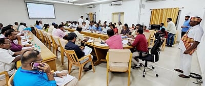 மாவட்டத்தில் கட்டுமானப் பணிகளை விரைந்து முடிக்க வேண்டும்: திருப்பத்தூா் ஆட்சியா்