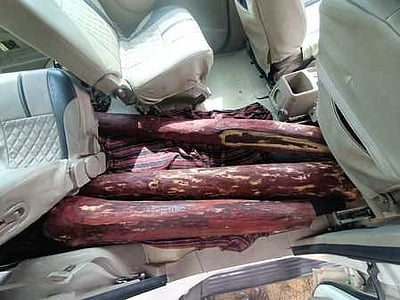 செம்மரக் கட்டைகளுடன் தனியாக நின்ற காா் பறிமுதல்