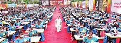 கொளத்தூரில் 130 குடியிருப்புகளுக்கு அடிக்கல்: மகளிா்-மாணவா்களுக்கு நல உதவிகளை அளித்தாா் முதல்வா்