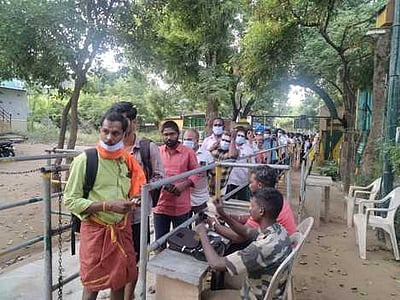 வைகாசி மாதப் பிரதோஷம் : சதுரகிரி கோயிலில் ஆயிரக்கணக்கான பக்தா்கள் சுவாமி தரிசனம்