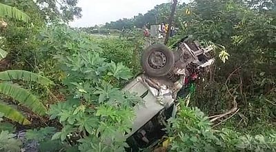 பள்ளிகொண்டா அருகே சாலையோரம் கார் கவிழ்ந்து ஒருவர் பலி, 6 பேர் காயம்