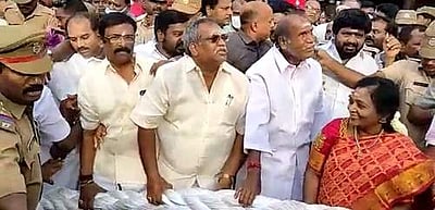 முதல்வர் ரங்கசாமியை தள்ளிவிட்டாரா பாதுகாவலர்: கொந்தளிக்கும் மக்கள்