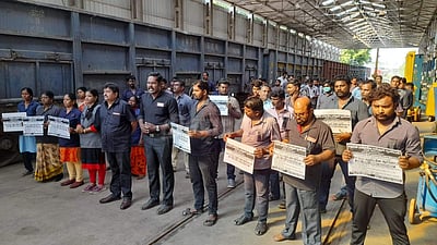 ரயில்களை தனியாருக்கு  விற்பதை கண்டித்து ஈரோட்டில் ஆர்ப்பாட்டம்