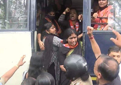 கேரள முதல்வருக்கு எதிராகப் போராட்டம்: பாஜக மகளிரணியினர் கைது