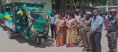 கோவை ஆனைமலை பகுதியில் குழந்தைகள் பள்ளிக்குச் செல்ல பேட்டரி வாகனம்