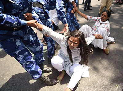 எம்பிக்கள் மீது காவல்துறை தாக்குதல்? ஓம் பிர்லாவிடம் காங்கிரஸ் புகார்