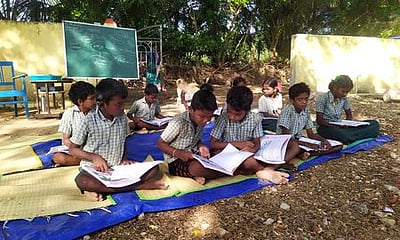 மரத்தடியே வகுப்பறை; மரக்கிளையே கூரை!