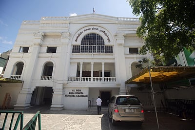 சேலம் சென்றார் இபிஎஸ்; அதிமுக தலைமை அலுவலகத்தில் நிர்வாகிகள் ஆலோசனை