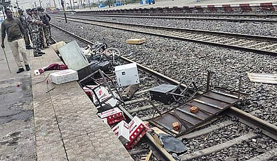 அக்னிபத் திட்டத்தை திரும்ப பெற வேண்டும்: அரசியல் தலைவா்கள் வலியுறுத்தல்