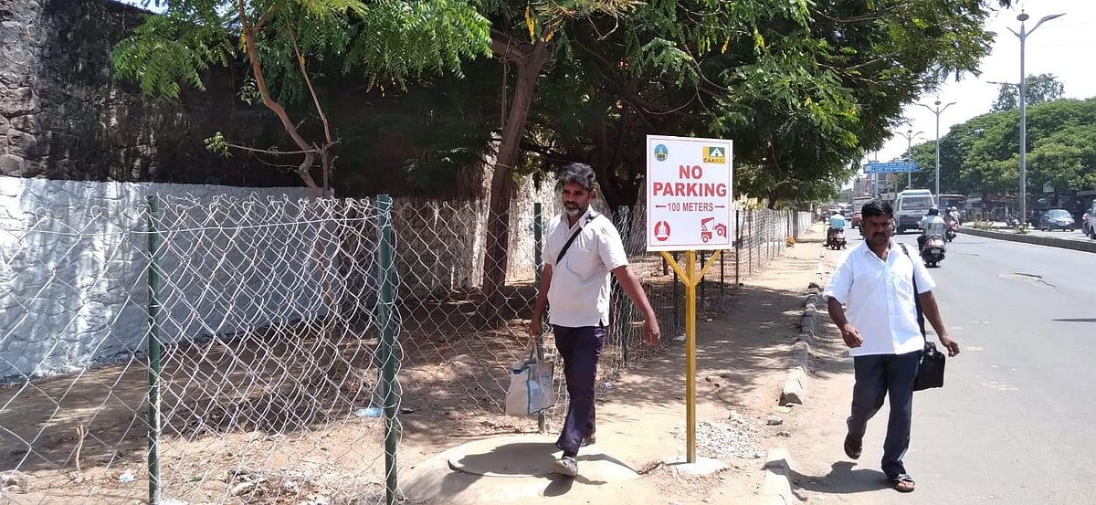 நடைபாதைகளில் குத்திக் கிழிக்கும் அறிவிப்புத் தகடுகள்!