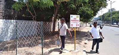 நடைபாதைகளில் குத்திக் கிழிக்கும் அறிவிப்புத் தகடுகள்!