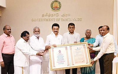 ரூ.10 கோடி தங்கம் முதலீட்டுப் பத்திரமானது: நிர்வாகிகளிடம் முதல்வர் வழங்கினார்