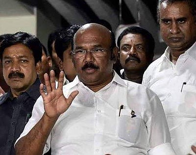 ஜெயக்குமாரின் காரை ஓபிஎஸ் ஆதரவாளர்கள் முற்றுகையிட்டதால் பரபரப்பு