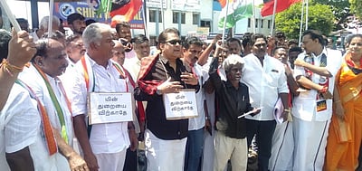 மின்துறை தனியாா்மயத்தை எதிா்த்து மனிதச் சங்கிலிப் போராட்டம்