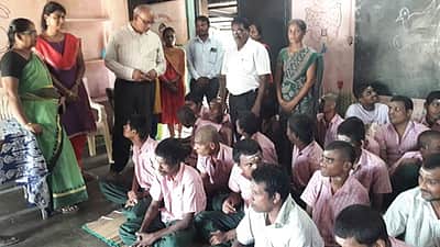 மன வளா்ச்சிக் குன்றிய குழந்தைகளுடன் மாவட்ட வருவாய் அலுவலா் கலந்துரையாடல்