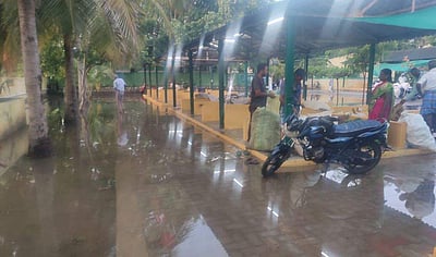 பரவலாக மழை: உழவர் சந்தையில் நீர் தேங்கியதால் மக்கள் அவதி!