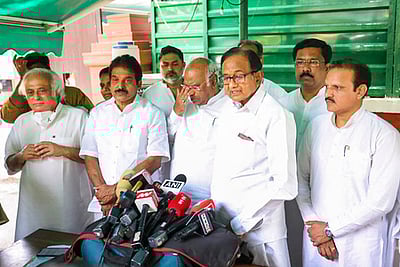 எம்.பி.க்களை தாக்கிய தில்லி காவல் துறை மீது நடவடிக்கை: ஓம் பிா்லா, வெங்கையா நாயுடுவிடம் காங்கிரஸ் தலைவா்கள் வலியுறுத்தல்