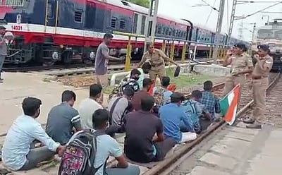 அக்னிபத் திட்டத்துக்கு எதிா்ப்பு: ரயில் மறியல்