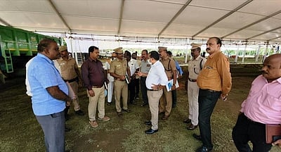 முதல்வா் நலத் திட்ட உதவிகள் வழங்கும் மேடை அமைக்கும் பணி