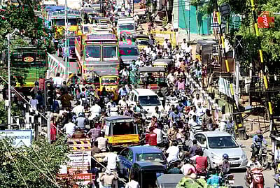 தேனியில் ரயில் போக்குவரத்துக்காக ஒரு கி.மீ. தூரம் நெரிசலில் வாகனங்கள்: மேம்பாலப் பணி விரைவில் தொடங்குமா?