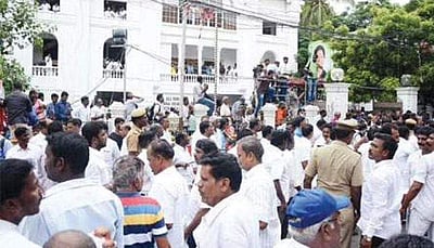 அதிமுக அலுவலகத்தில் மோதல்: ஒருவர் காயம்! நடந்தது என்ன?