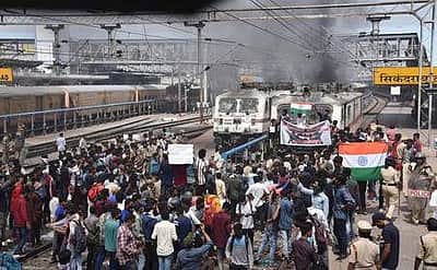 அக்னிபத்: தார்வாரில் போராட்டக்காரர்களை கலைக்க போலீசார் தடியடி