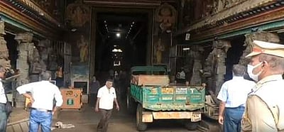 மதுரை மீனாட்சி அம்மன் கோயில் வாயிலில் செயல்பட்டு வந்த 50-க்கும் மேற்பட்ட கடைகள் அகற்றம்
