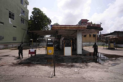 இலங்கையில் நீடிக்கும் எரிபொருள் தட்டுப்பாடு: பள்ளிகளை மூட உத்தரவு