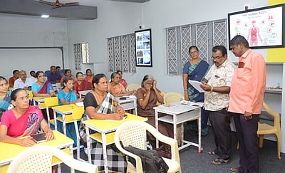 விருதுநகா் மாவட்டத்தில் 8 ஆயிரம் ஆசிரியா்களுக்கு இணைய தளப் பயிற்சி