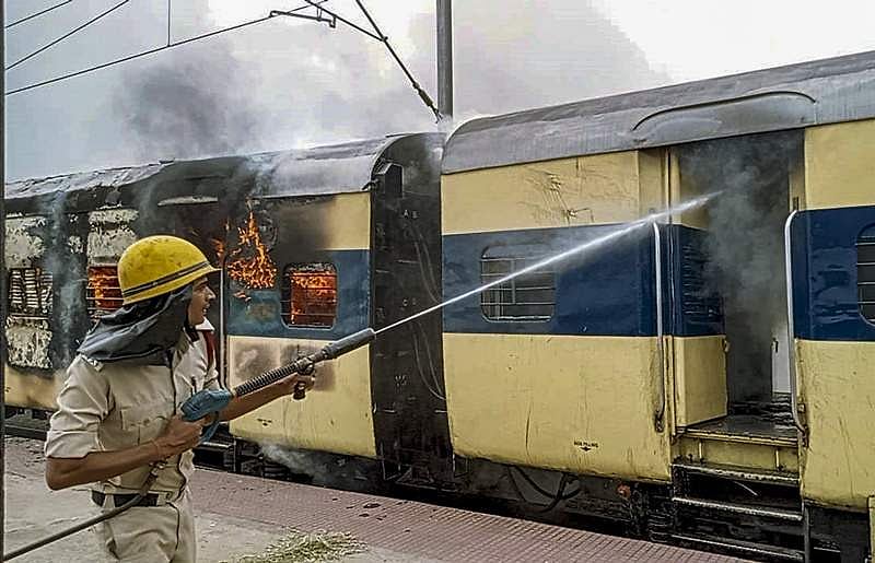 Fire Train Injan 'அக்னிபத்' திட்டம் என்றால் என்ன? அச்சங்களும் அச்சுறுத்தல்களும்