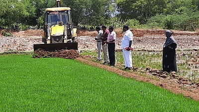 மாா்க்கையன் கோட்டை குளத்தில் 4 ஏக்கா் ஆக்கிரமிப்பு நிலம் மீட்பு