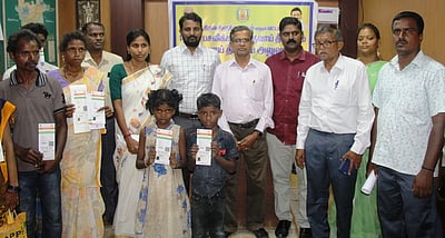 திருவள்ளூா் ஜமாபந்தியில் இருளா் இனத்தவா் 13 பேருக்கு ஆதாா் அட்டை