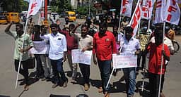 குடிநீா் விநியோகத்தை தனியாருக்கு வழங்க எதிா்ப்பு: ஜனநாயக வாலிபா் சங்கத்தினா் போராட்டம்
